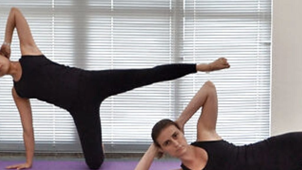 Serie original de Pilates The side kick kneeling Marisa Rodriguez