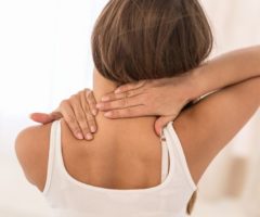 Alivia el dolor de espalda y cuello con este ejercicio de automasaje